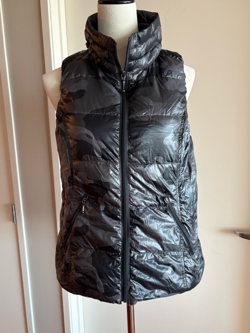Anorak Gray Camo Down Puffer Vest NWT Packable Full Zip Zip Pockets Size Medium